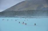 Banhistas nas águas quentes da Blue Lagoon, na região de Reykjavik, na Islândia